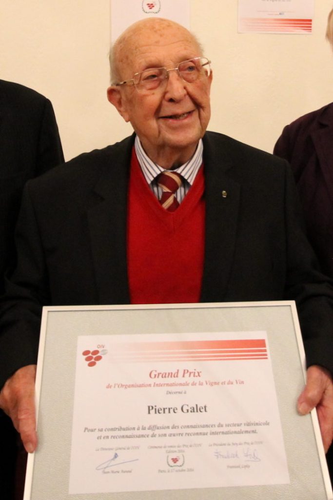 Pierre Galet quando recebeu um prémio da Organização Internacional da Vinha e do Vinho, em homenagem ao seu trabalho de décadas com a videira.